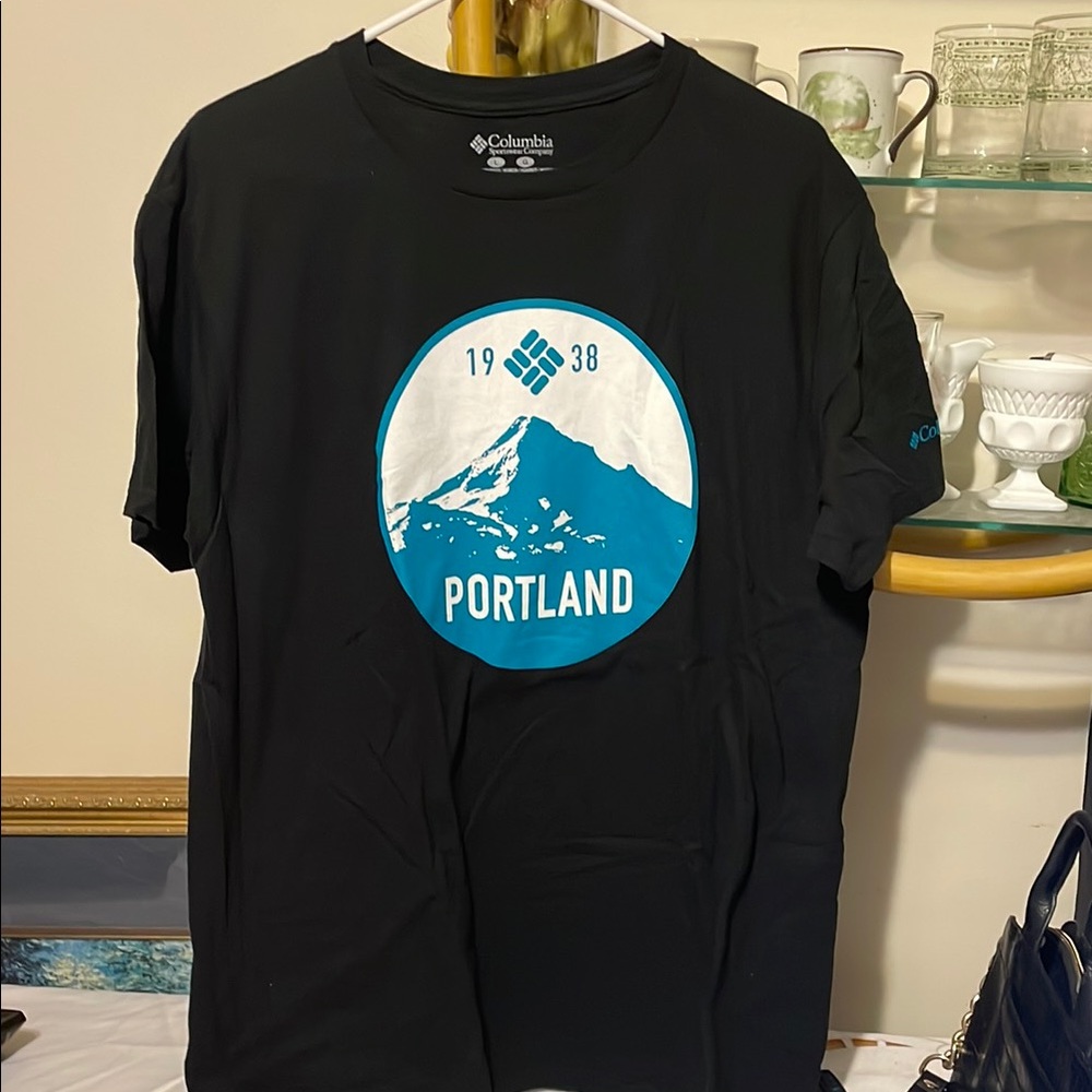 BNWOT/ Columbia Black Graphic T-Shirt for Men 000518